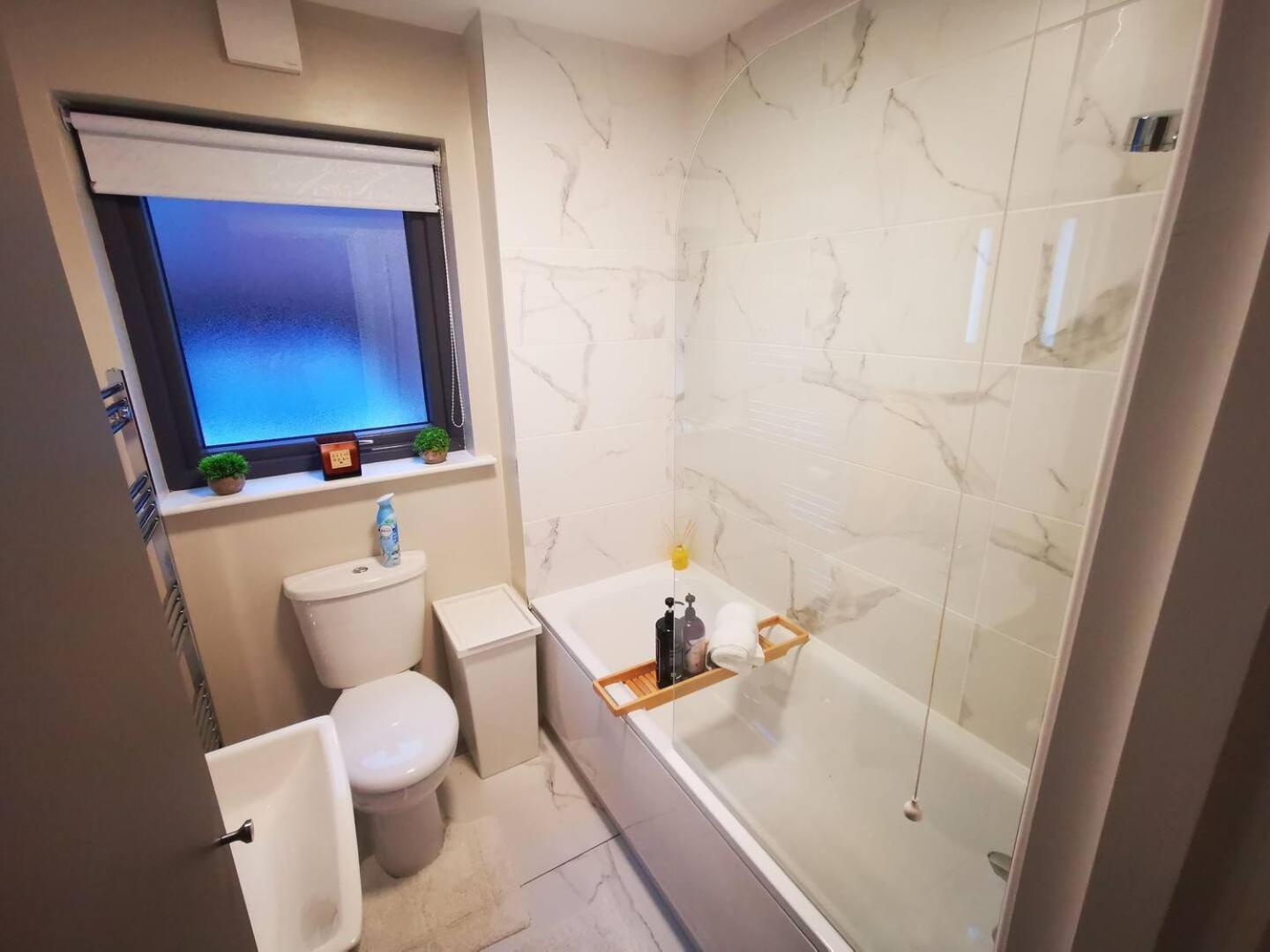 Belfast Central 2 Bedroom Luxurious Modern Stay Exterior photo